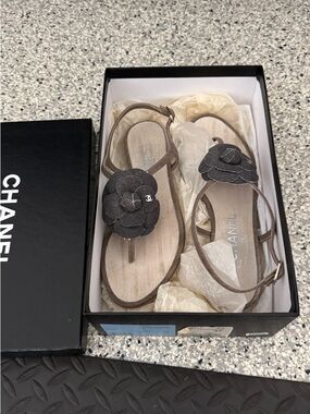 CHANEL Taupe Leather Camellia Thong Sandals with Black Flower